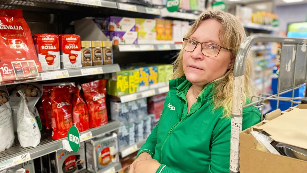 Susanne Stelzl, butikschef på Bergslagshallen, oroas över alla butiksstölder. Svaret från Coop Finspång kan bli fler butikskontrollanter och uniformerade väktare i vardagen.