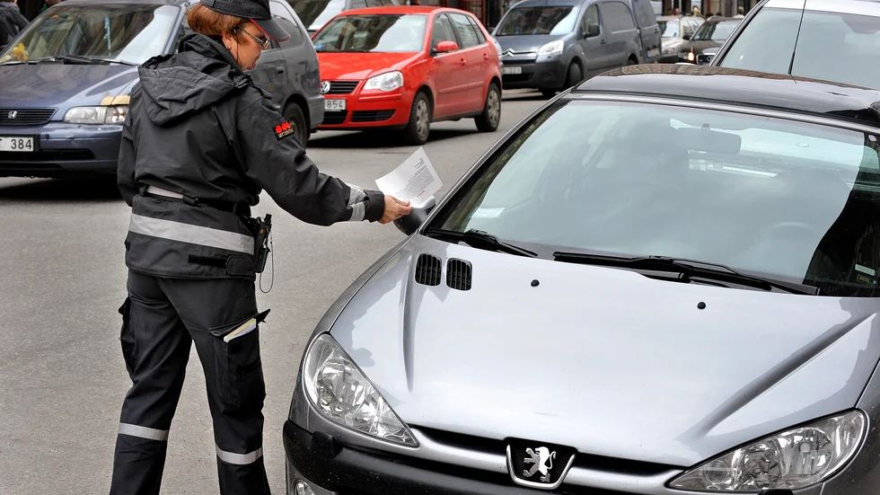 När P-vakten skulle lappa en lastbil tände det snett för lastbilschauffören. Han försökte köra på p-vakten med lastbilen.