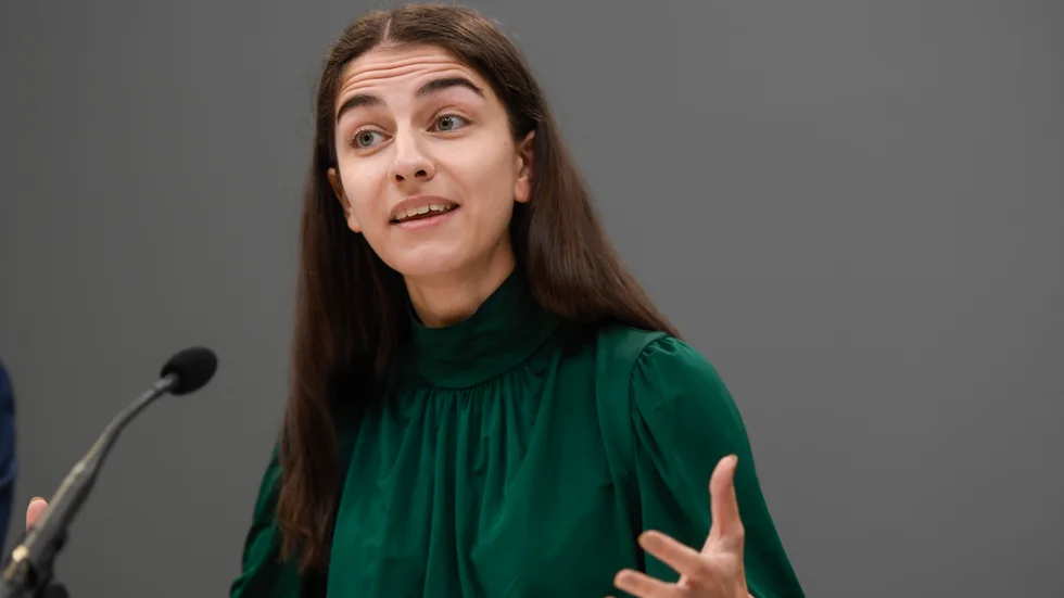 Romina Pourmokhtari är miljö- och klimatminister. Håller hon på att göra Sverige till en "värsting" i klassen månntro? Enligt dagens debattör förhåller det sig "gradvis" på det sättet. 