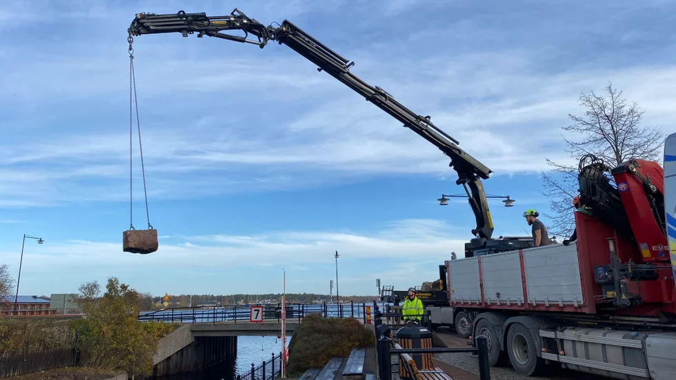 Stenblock från Lilla strömmen lyfts upp på lastbilsflaket.