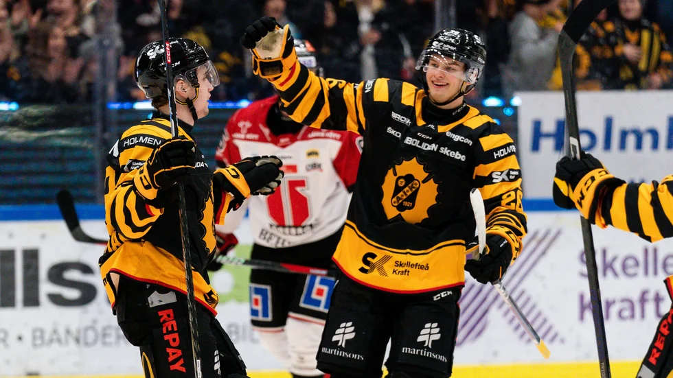 Elias Stenman, till vänster, och Simon Robertsson gjorde båda mål när AIK vann hemma mot Örebro på torsdagskvällen.