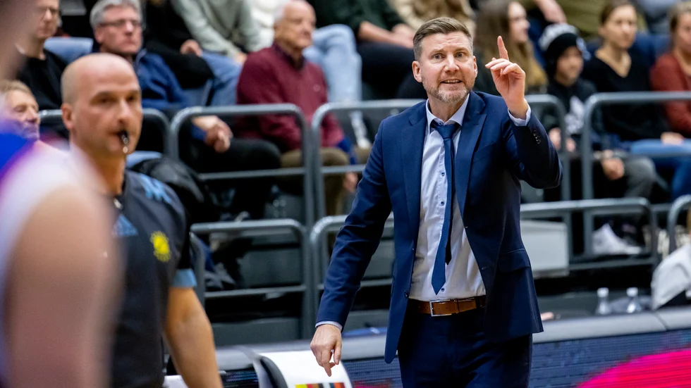 "Vi har haft ögonen på Darrell Davis under en tid", säger tränaren Peter Öqvist om nyförvärvet.