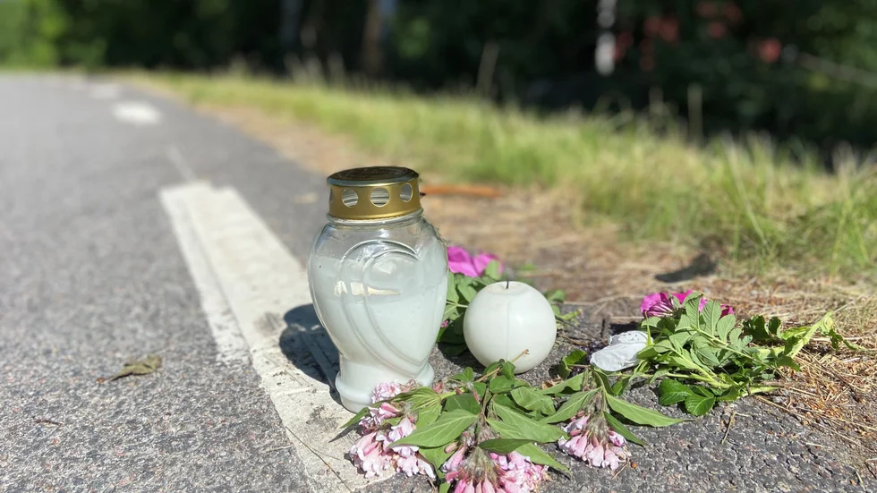 Ljus och några syrénkvistar markerade platsen för den svåra olyckan på Himmelstalund den 13 juni förra året.