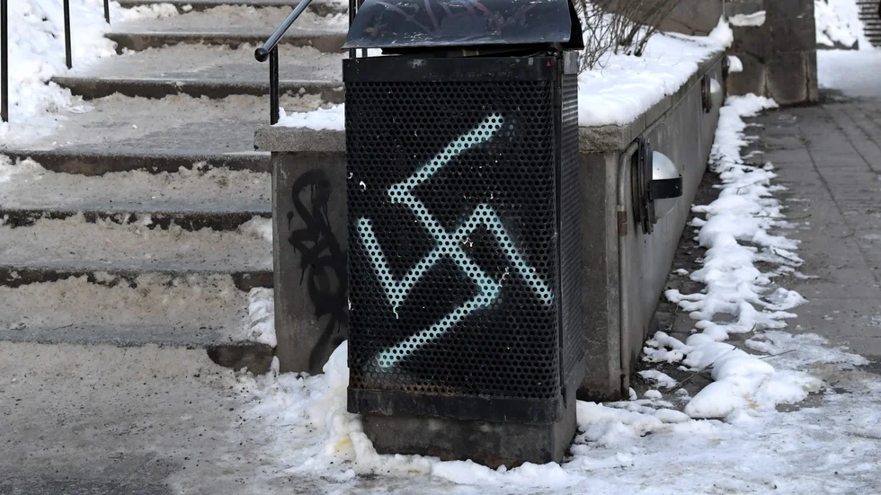 Hakkors sprejades på Västerångsskolan i Bålsta. OBS! Arkivbild