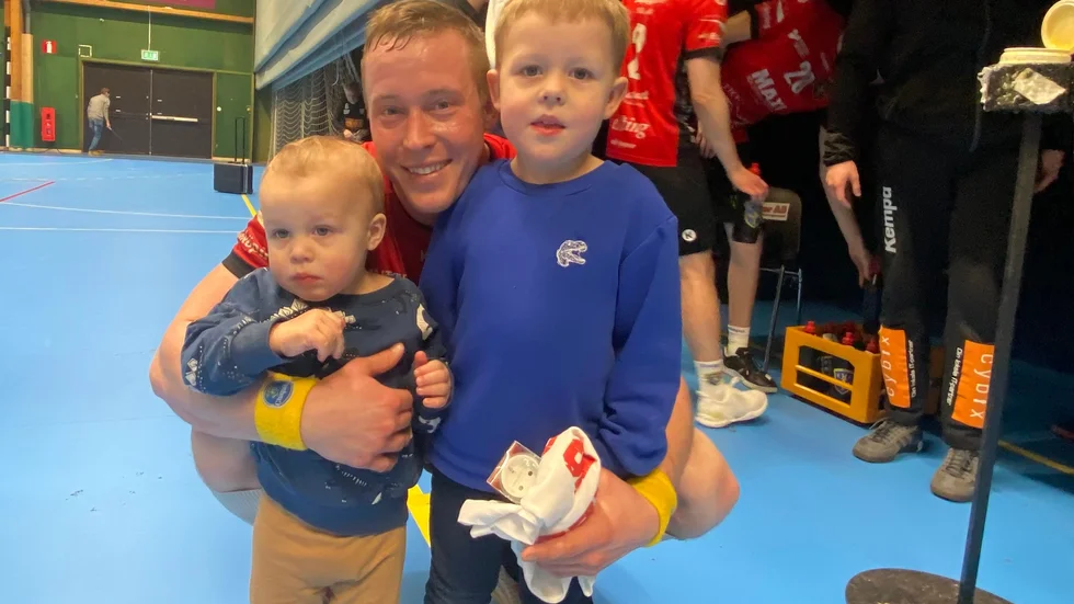 Joel Ädel prisas som matchen lirare och barnen Casper och Ludvig är snabba ut på banan för att gratulera.