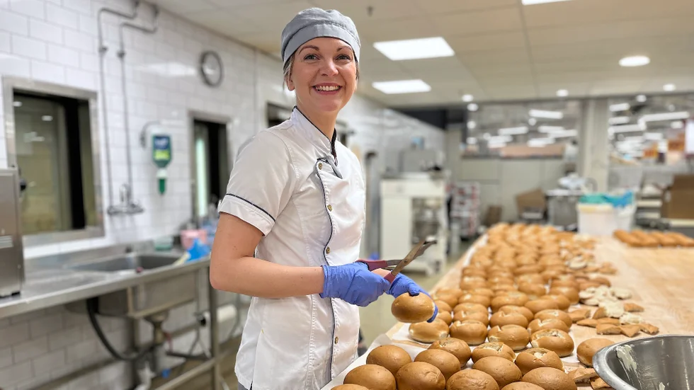 Bullar på löpande band var det för Emelie Bäckehed, 32, som med inarbetad rutin klippte upp de trekantiga locken på kardemummabullen som snart blir en fantasifull kreation: "I dag får vi mycket att göra", säger hon när Corren kommer på besök.