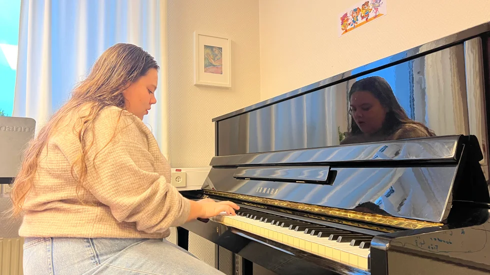 "Jag har alltid vuxit upp med att jag har musik runt om mig. Inte för att min familj spelar eller så, men jag har alltid lärt mig av att lyssna på musik och sjungit med i låtar", säger 20-åriga Emma Dahlgren från Kisa. Hon är den lokala artisten som ska uppträda i årets allsång.