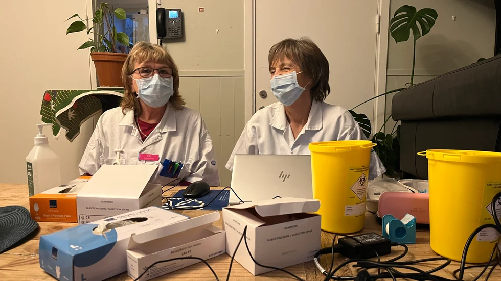Eila och Anne-Marie är pensionerade sjuksköterskor och jobbar extra med att vaccinera, i dag på Stadsmissionen i Linköping.