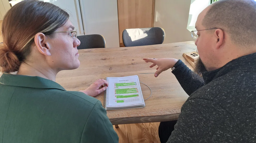 Cia Öberg står för budgeten och Kent Öberg letar billiga måltider för familjen.  