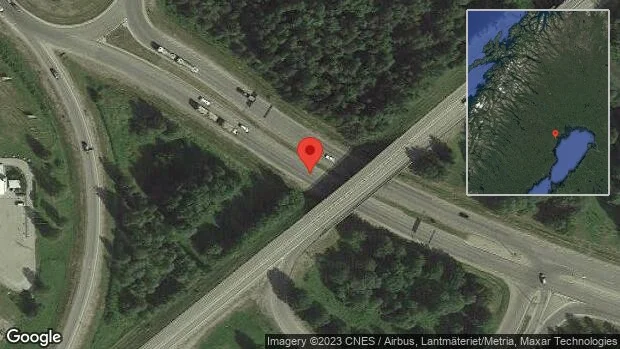 En personbil i singelolycka på väg 506