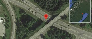 En personbil i singelolycka på väg 506