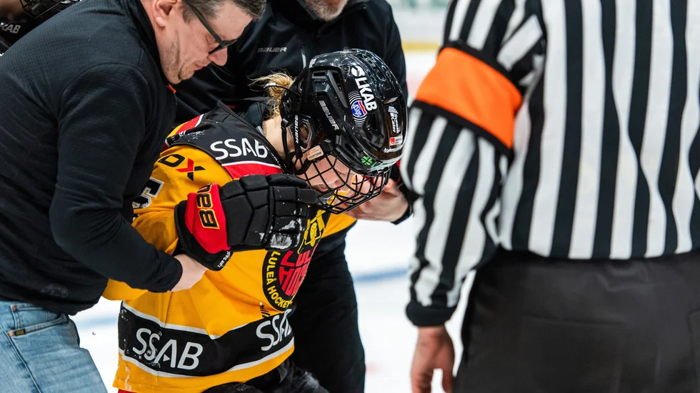 Johanna Fällman hjälps av isen efter oturliga smällen. 