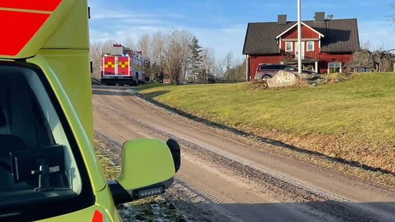 Räddningstjänst på plats efter larmet om säkringsskåpet.