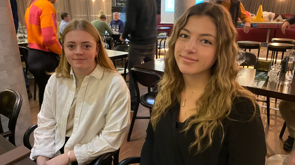 Motala gymnastikförenings ordförande Hilda Strömberg och styrelseledamot Nora Eriksson berättar om 300 aktiva i MGF och 50-60 barn står i kö till klubben. Ledare och lokaler behövs för att möta behoven.