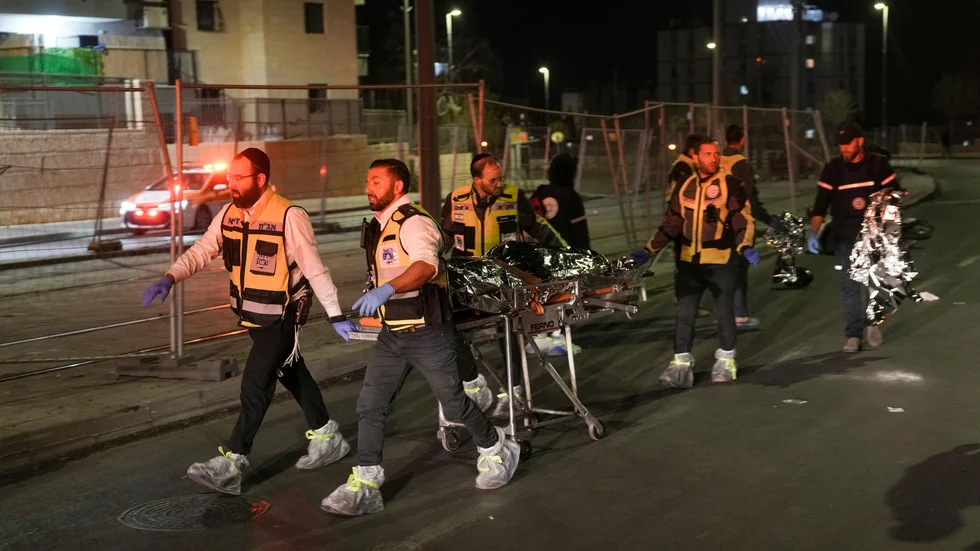 Räddningstjänsten för en skadad till sjukhus efter skjutningen i Jerusalem på fredagskvällen.