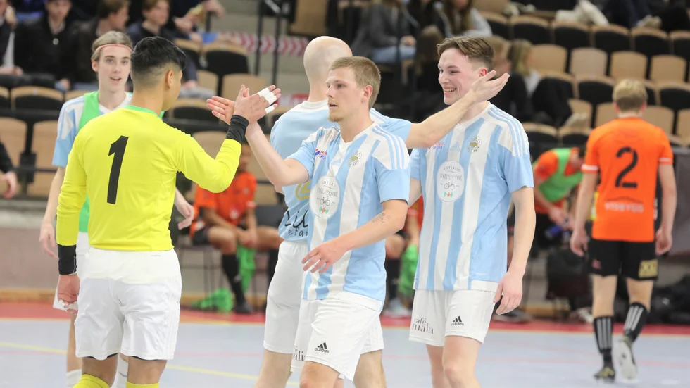 Anton Nygren (i mitten) jublar ett mål mot sin gamla klubb FC Gute i Destination Gotland cup. Nu är det Visby Bois som gäller.
