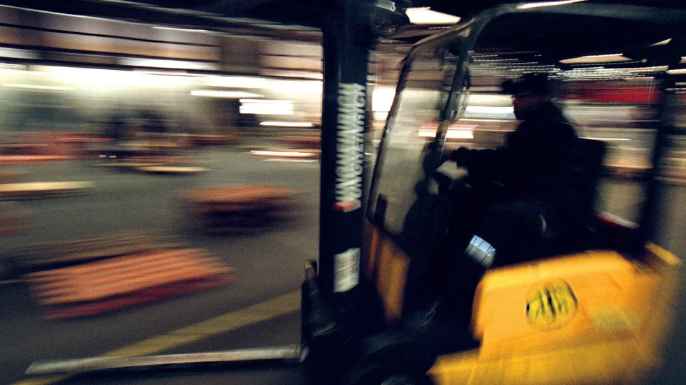 Varför någon brutit sig in för att köra runt med truck i företagets lokaler är oklart. 