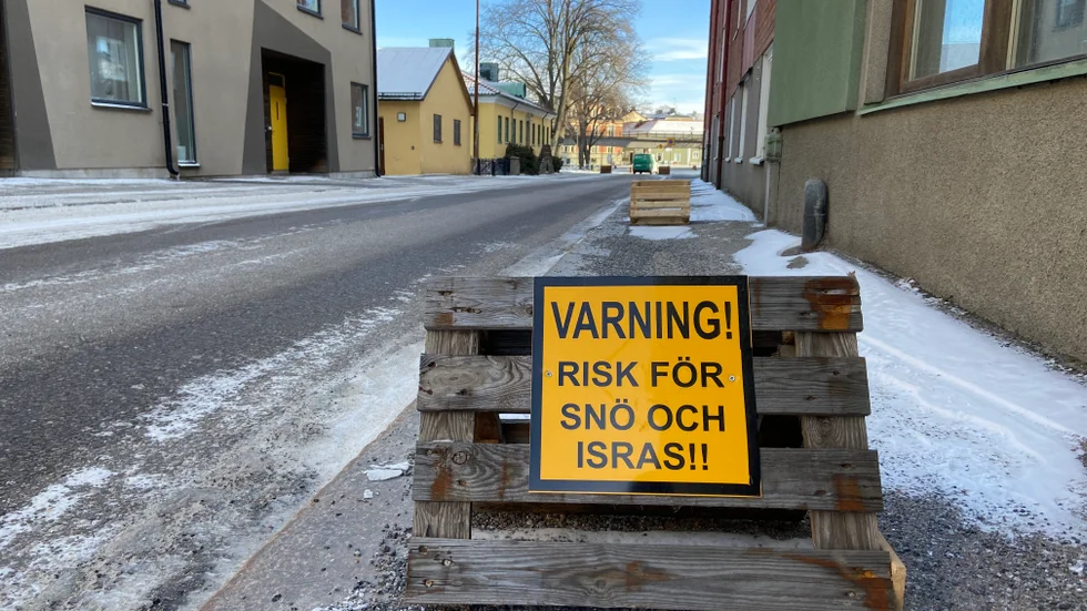 När snön smälter på taken kan det skapas farliga istappar. 
