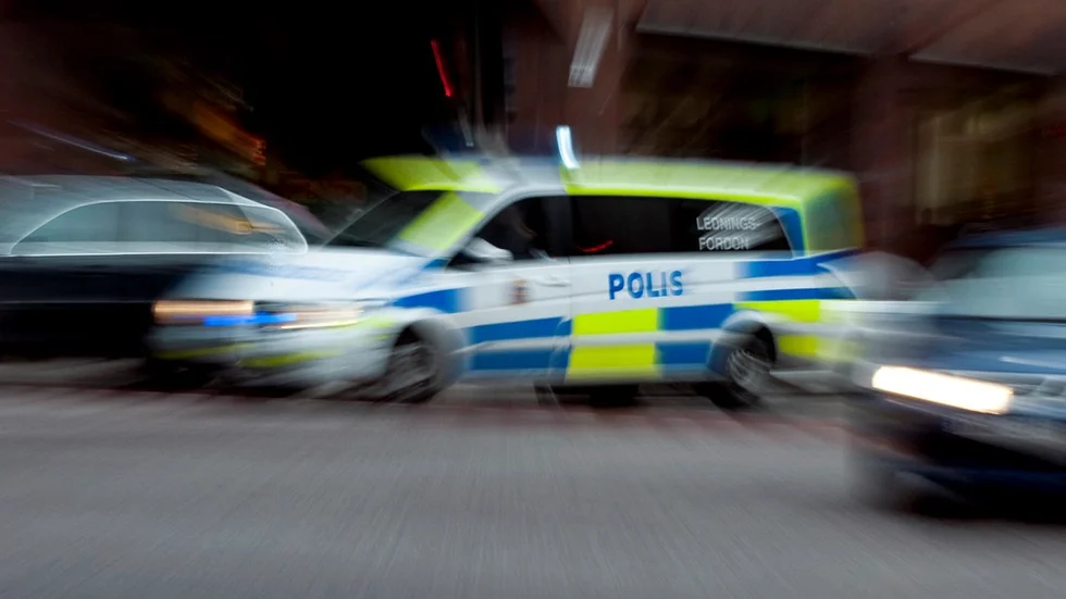 Arkivbild: Polisbil under utryckning.