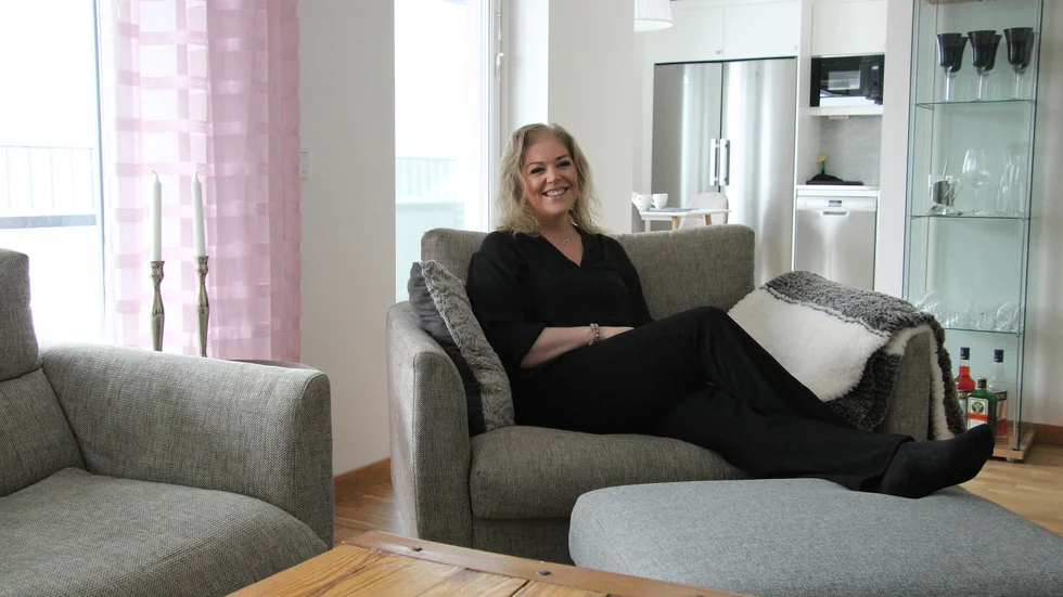 Rebecca Ramstedt stortrivs i sin nya lägenhet. "Man hör ingenting alls av trafiken utanför. Jag har bott i en gammal lägenhet vid Vasavägen och där lät det som att bussen körde rakt genom vardagsrummet."