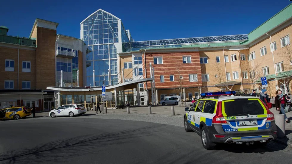 dramatik. Här, på Sunderby sjukhus, tände en kvinna eld på sig själv under måndagen. Hon skadades svårt och vårdas på intensiven.