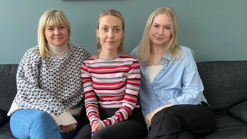 Cristin Möllberg, Elsa Sköldberg och Josefin Kahlbom, representerar kvinno- och tjejjouren Måna i Strängnäs med högkvarter på Nicandergatan. På bilden saknas Jonna Linder från styrelsen och Malin Fällborg som arbetar ihop med Cristin Möllberg på kontoret.