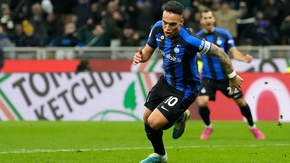 Inters Lautaro Martinez jublar efter målet mot Milan.