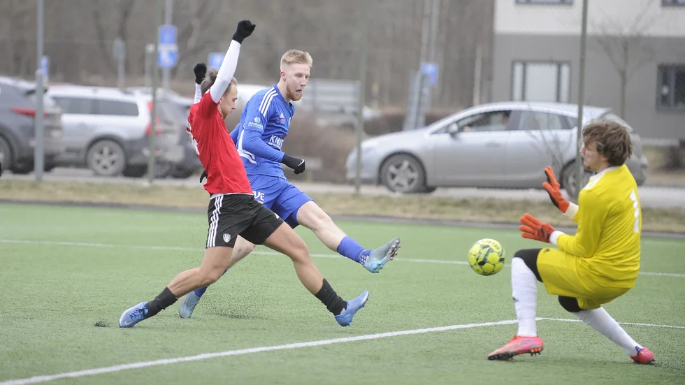 2023 års första Hargsmål på väg. Lukas Linderoth har tagit sig förbi första Åbyförsvaren, nästa hinner inte fram. Träningsmatchen slutade oavgjort.