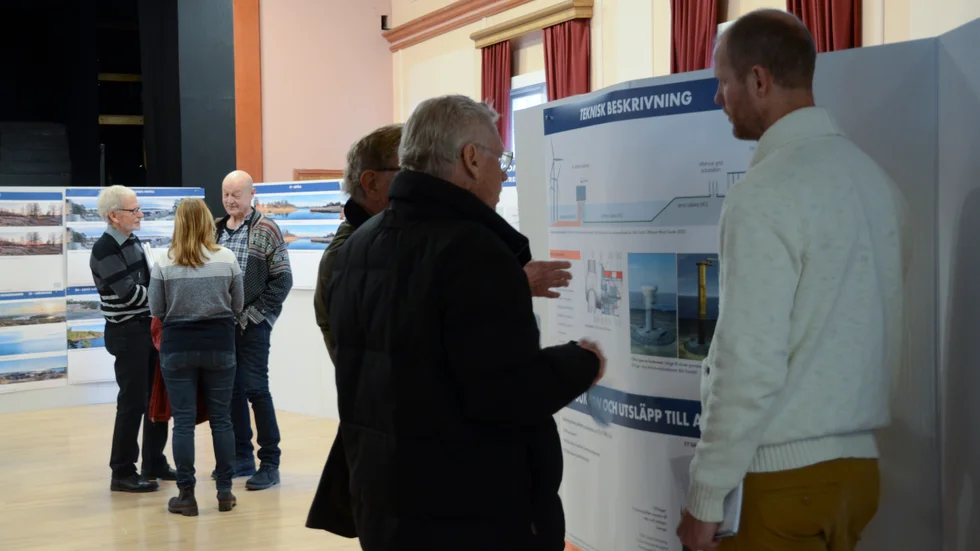 I artikeln från Svea vind offshores samråd kom flera kritiska röster fram om planerna på den gigantiska vindkraftparken. "Jag tycker inte om projektet. Det är för stort och det är för många vindkraftverk" sa en av besökarna.