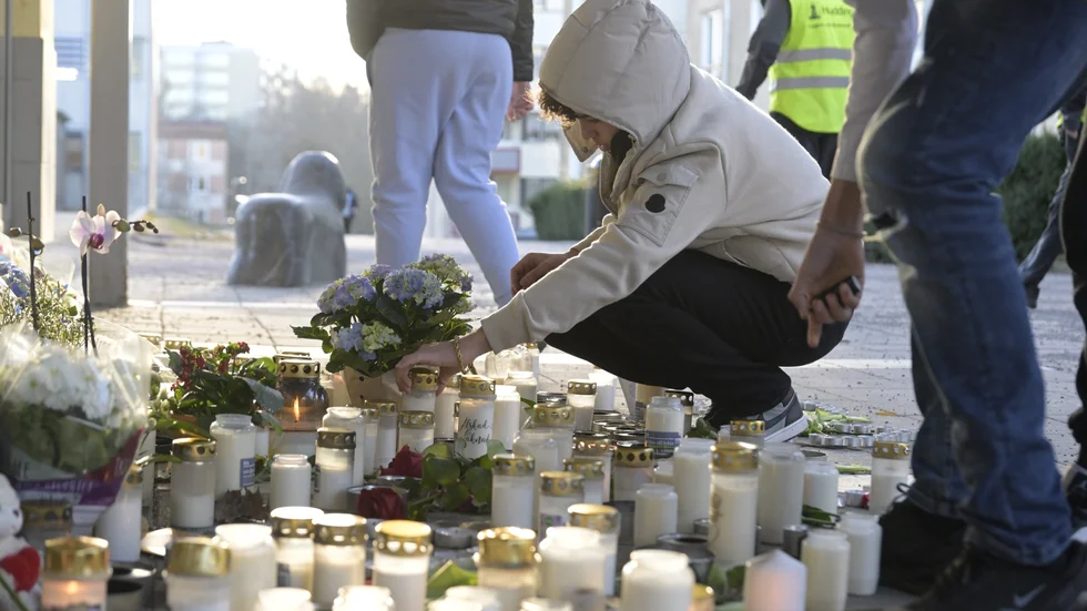 En minnesplats vid Skogås centrum där en 15-årig pojke sköts ihjäl den 28 januari. Arkivbild.