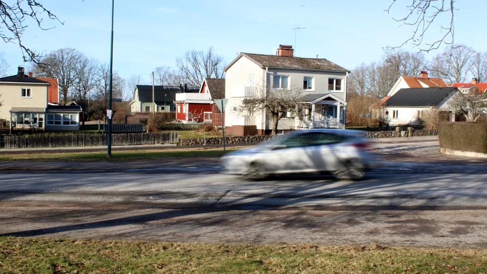 "Ibland känns det som om att bilarna kommer i 200 kilometer i timmen. Jag har sett föräldrar som har varit tvungna att kasta sig undan med sina barn", säger en boende på Drottninggatan till Vimmerby Tidning.