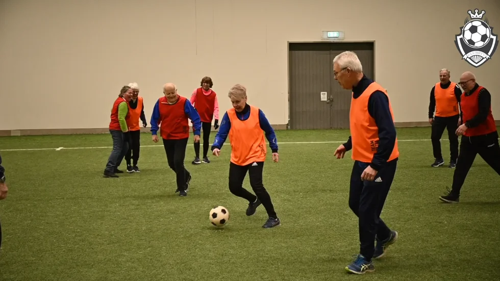 IFK:s seniorer planerar att möta världmästaren i gåfotboll.