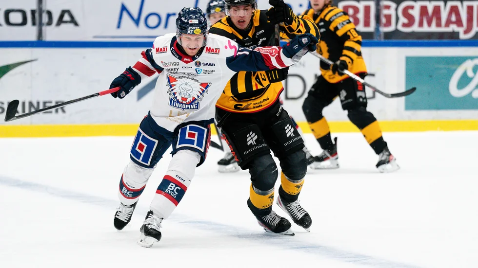 Linköpings Sebastian Strandberg och Skellefteås Albin Sundsvik under ishockeymatchen i SHL mellan Skellefteå och Linköping.