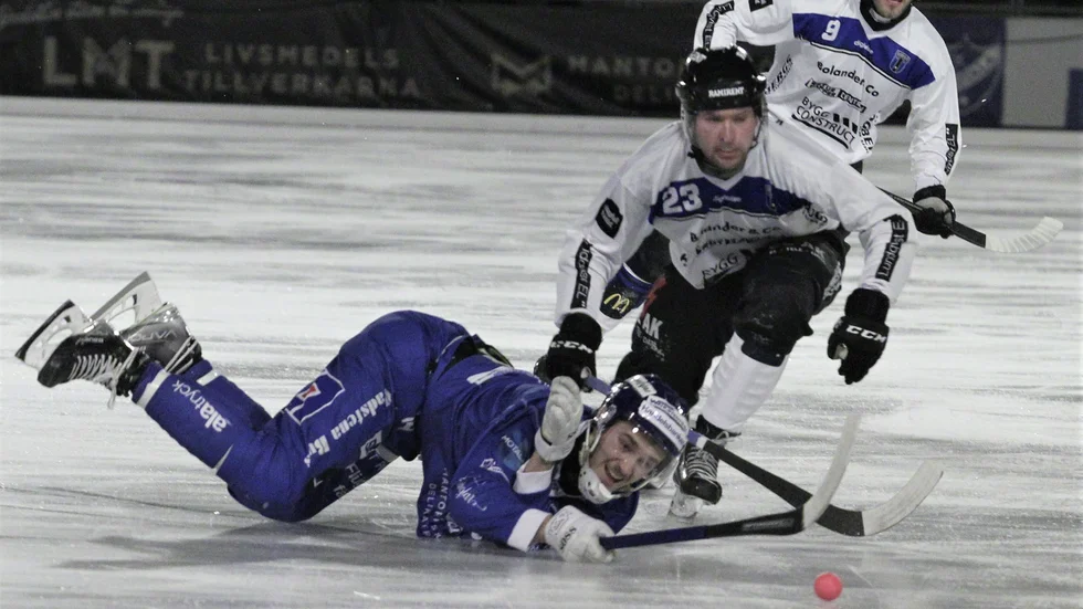 IFK Motala, här Melker Westman, på fall mot Sirius. Efter en länge jämn match vägde det över till Sirius som till slut vann med hela 6-1 i första åttondelsfinalen på K bygg arena. Det var ett olyckligt 2-1-mål som satte färg på matchen.