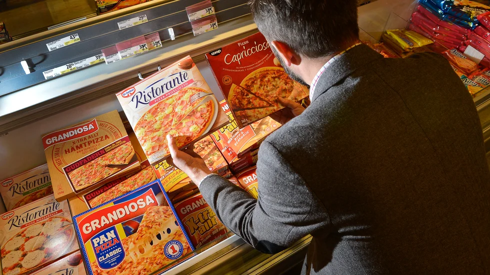 När räddningstjänsten väl intagit mannens lägenhet kunde de bekräfta mannens påstående att det låg två stycken ogräddade fryspizzor i ugnen.