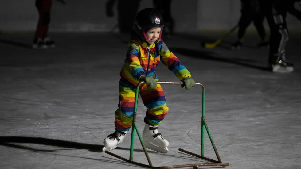 Tore Lundmark var en av flera unga som samlades på skridskobanan i Niemisel när byn arrangerade skridskodisco. 