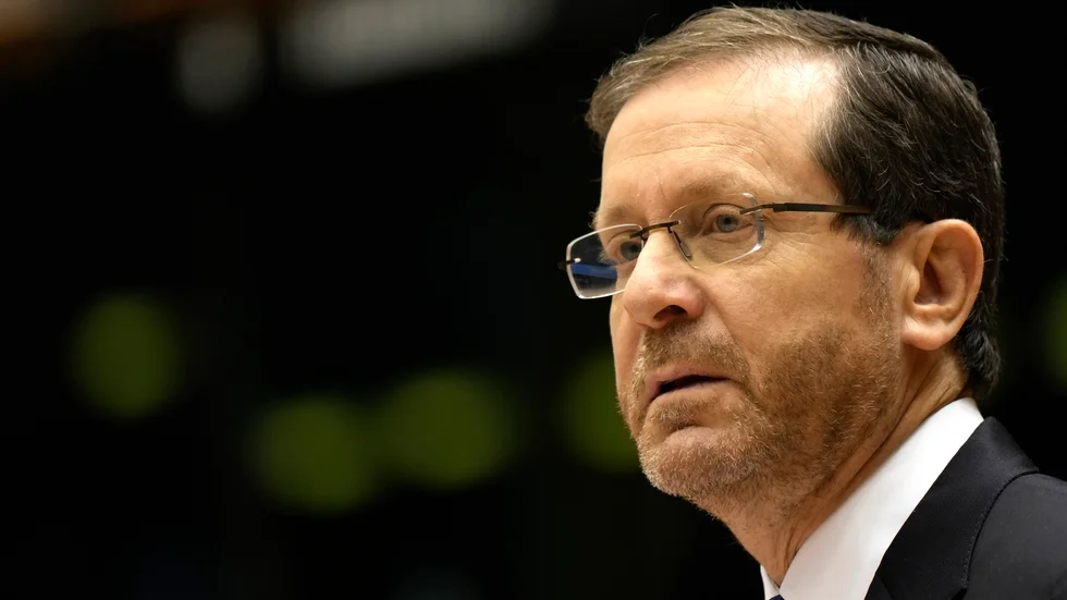 Israels president Isaac Herzog uppmanar premiärminister Benjamin Netanyahu att tänka om. Arkivbild.