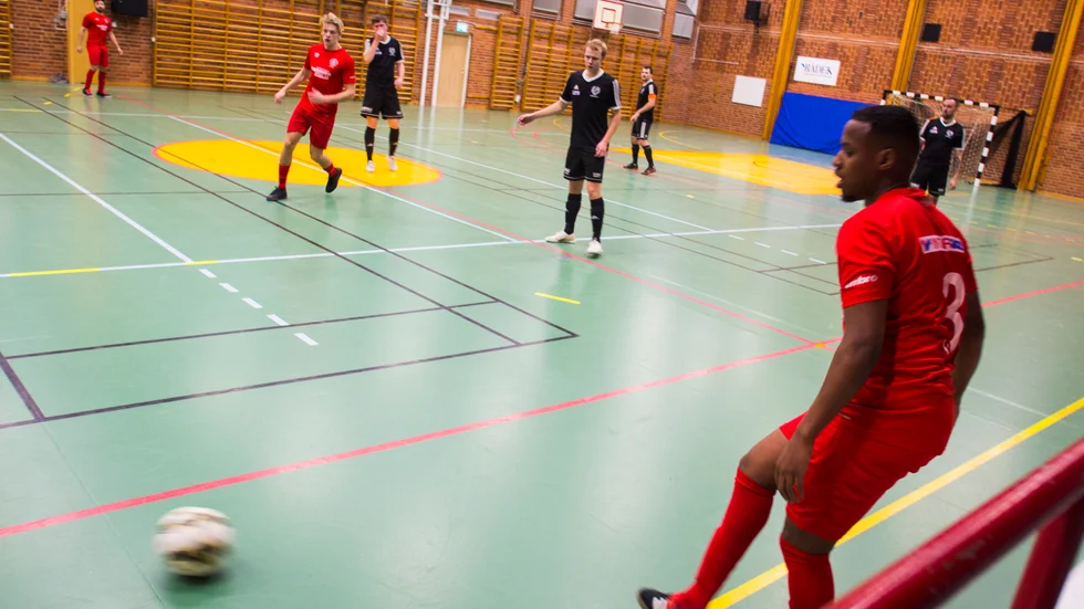 KSK avslutade med förlust i futsaltvåan. Här Bashir Mohamed Abukar vid bollen i hemmamötet med Runtuna.
