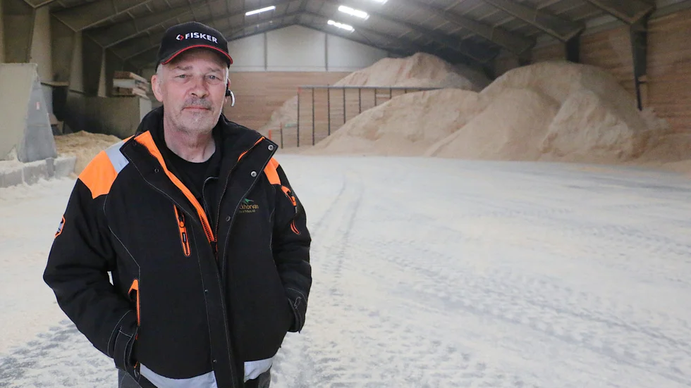 "Just nu är läget sådant att i Sverige har vi ett väldigt stort lager på pellets. Alla i branschen är drabbade. Det har att göra med den milda vintern", säger Peter Petersson, vd för Stockhorvan Trä & Pellets.
