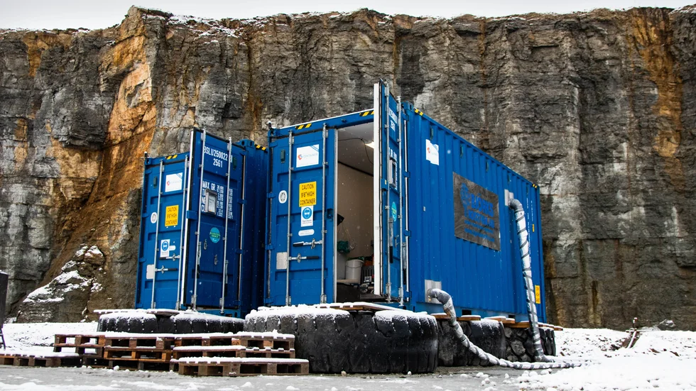 Cementa har under hösten uppfört ett minivattenverk vid sitt kalkbrott på File hajdar. Detta är en modell i mindre skala av ett fullt fungerade vattenreningsverk och hittills har resultaten från pilotanläggningen visat på bra värden när det gäller kvaliteten på vattnet. 