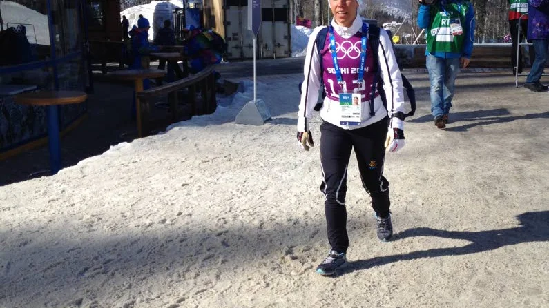 Charlotte Kalla anländer till skidstadion inför OS-premiären.