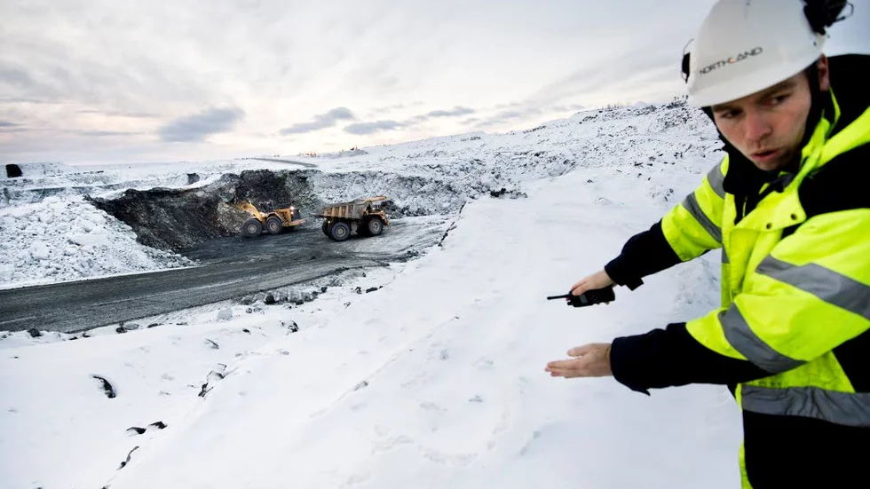 Gruvnäringen skapar jobb och inkomster för tusentals vanliga människor i norra Sverige. Men det är också viktigt med starka miljö- och minerallagar som reglerar gruvbolagens verksamhet. En gruva är ett ingrepp i naturen. På bilden berättar Niclas Dahlström, Northland Resources, om verksamheten i Kaunisvaara.
