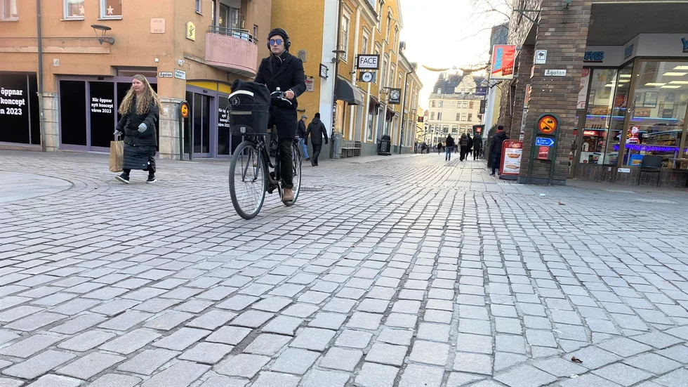 En smal cykelbana vore önskvärt, menar insändarskribenten.