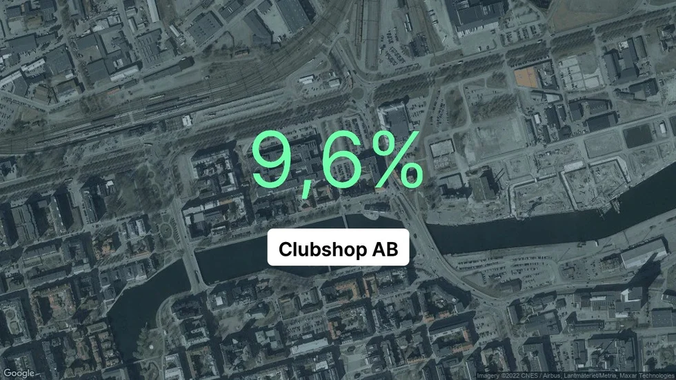 Illustrationen visar rörelsemarginalen för Clubshop för det senaste året. Bakgrunden är en satellitbild över företagets adress.