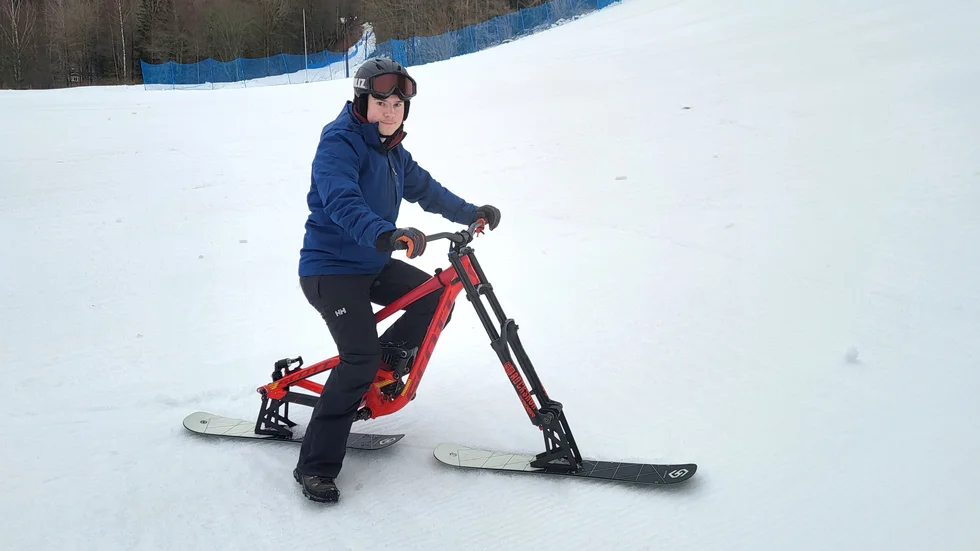 Konrad Karlsson visade upp sin skibike i Yxbacken, en cykel där däcken bytts ut mot skidor.