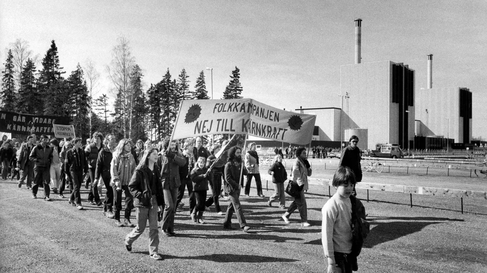 "Kärnkraftverk planerades och byggdes. 

Tills en motståndsrörelse väcktes. Stora demonstrationer över hela landet. ”Vad ska väck? Barsebäck!” så lät det i södra Sverige."