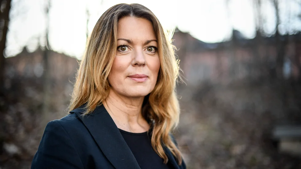 I Anne Swärds "Jackie" anländer en ung namnlös kvinna till Stockholm i slutet av 1980-talet. 