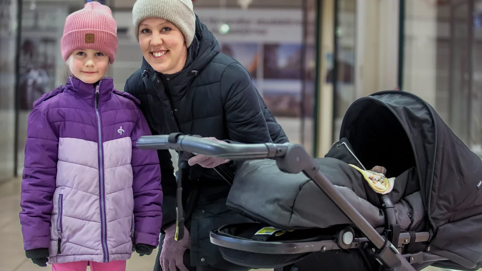 "Att få vara friska och att det ska bli bättre i världen, inga krig, säger Sofia Engvall som var på stan med Elvira.