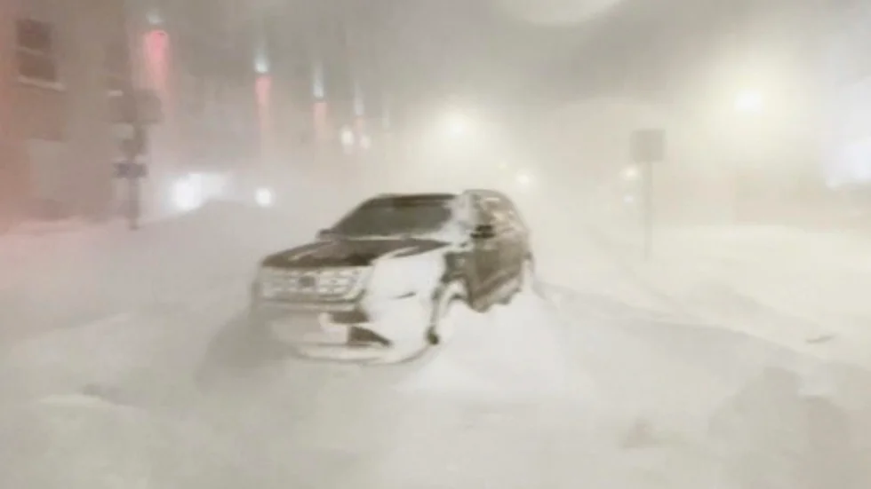Kraftiga vindar och snöfall har försvårat räddningsarbetet i Buffalo i delstaten New York.