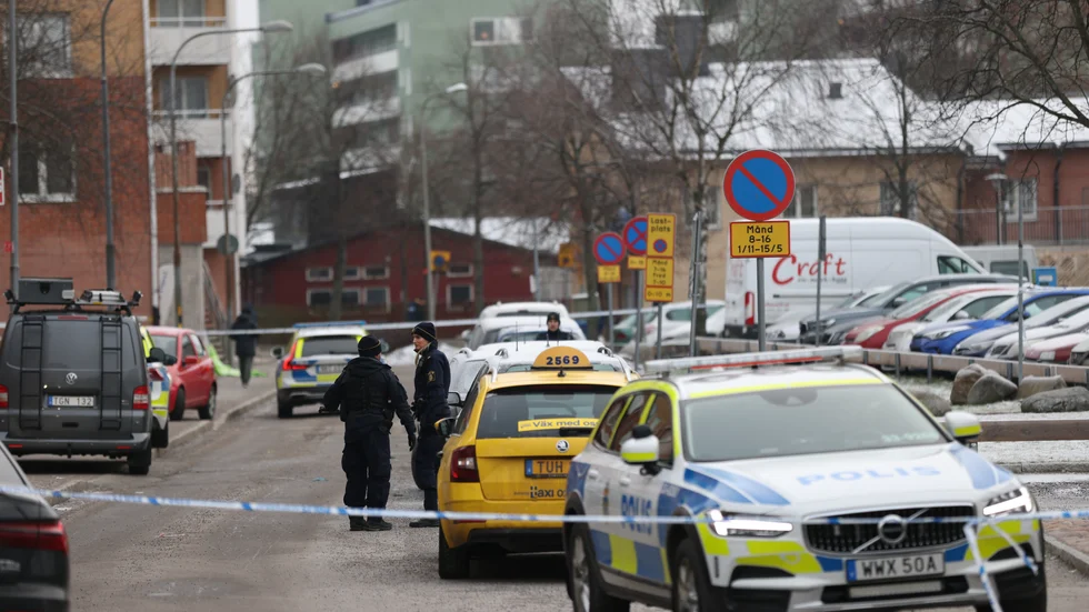 Polis på plats i Rinkeby efter skjutningen på juldagsmorgonen.